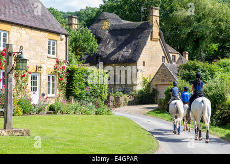 Equitazione nel villaggio Costwold di Stanton, Gloucestershire, England, Regno Unito Foto Stock