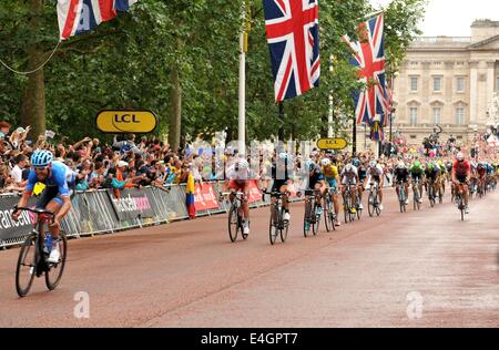 London, Regno Unito - 7 Luglio 2014: il finale della terza tappa del Tour de France presso il centro commerciale di Londra Foto Stock