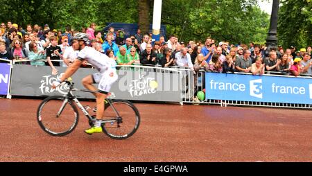 London, Regno Unito - 7 Luglio 2014: il finale della terza tappa del Tour de France presso il centro commerciale di Londra Foto Stock