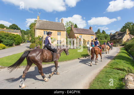 Equitazione nel villaggio Costwold di Stanton, Gloucestershire, England, Regno Unito Foto Stock