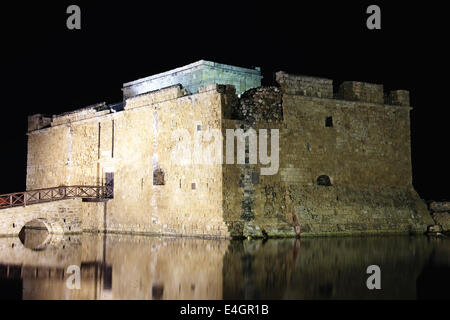 Il Castello di Pafo di notte, originariamente costruito come una fortezza bizantina, che si erge a guardia del porto di Paphos, Cipro Foto Stock