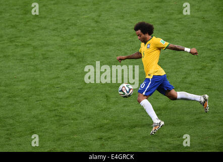 Il Brasile è Marcelo controlla la sfera durante la Coppa del Mondo FIFA 2014 semi-finale di partita di calcio tra il Brasile e la Germania a Estadio Mineirao a Belo Horizonte, Brasile, 08 luglio 2014. Foto: Andreas Gebert/dpa (RESTRIZIONI: solo uso editoriale, non viene usato in associazione con qualsiasi entità commerciale - immagini non deve essere utilizzato in qualsiasi forma di servizio di alert o servizio di push di qualsiasi tipo, comprese la telefonia mobile tramite i servizi di alert, Download per dispositivi mobili o la messaggistica MMS - Le immagini devono essere visualizzate come immagini statiche e non deve emulare corrispondono azione riprese video - Nessuna modifica e nessun testo o immagine è su Foto Stock