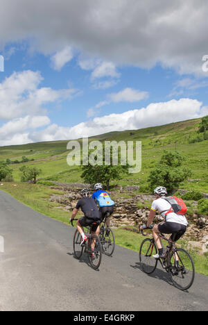 I ciclisti in Wharfdale nel Yorkshire Dales National Park, North Yorkshire, Inghilterra, Regno Unito Foto Stock
