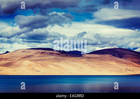 Vintage effetto retrò filtrata hipster stile immagine di viaggio di Himalayan mountain lake in Himalaya Tso Moriri Foto Stock