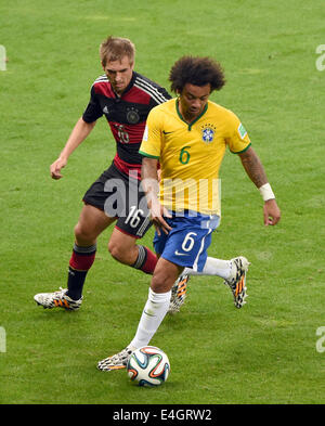 Il Brasile è Marcelo controlla la palla davanti og Germania Philipp Lahm durante la Coppa del Mondo FIFA 2014 semi-finale di partita di calcio tra il Brasile e la Germania a Estadio Mineirao a Belo Horizonte, Brasile, 08 luglio 2014. Foto: Andreas Gebert/dpa (RESTRIZIONI: solo uso editoriale, non viene usato in associazione con qualsiasi entità commerciale - immagini non deve essere utilizzato in qualsiasi forma di servizio di alert o servizio di push di qualsiasi tipo, comprese la telefonia mobile tramite i servizi di alert, Download per dispositivi mobili o la messaggistica MMS - Le immagini devono essere visualizzate come immagini statiche e non deve emulare corrispondono azione riprese video - Nessuna alterazione è Foto Stock