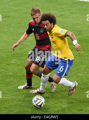 Il Brasile è Marcelo controlla la palla davanti og Germania Philipp Lahm durante la Coppa del Mondo FIFA 2014 semi-finale di partita di calcio tra il Brasile e la Germania a Estadio Mineirao a Belo Horizonte, Brasile, 08 luglio 2014. Foto: Andreas Gebert/dpa (RESTRIZIONI: solo uso editoriale, non viene usato in associazione con qualsiasi entità commerciale - immagini non deve essere utilizzato in qualsiasi forma di servizio di alert o servizio di push di qualsiasi tipo, comprese la telefonia mobile tramite i servizi di alert, Download per dispositivi mobili o la messaggistica MMS - Le immagini devono essere visualizzate come immagini statiche e non deve emulare corrispondono azione riprese video - Nessuna alterazione è Foto Stock