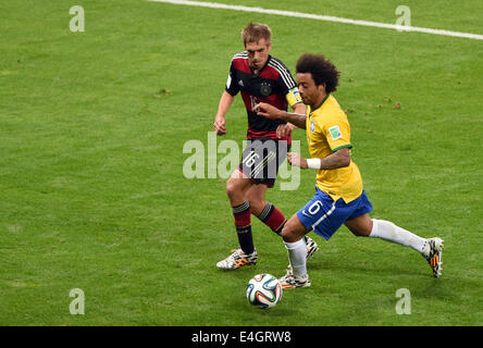 Il Brasile è Marcelo controlla la palla davanti og Germania Philipp Lahm durante la Coppa del Mondo FIFA 2014 semi-finale di partita di calcio tra il Brasile e la Germania a Estadio Mineirao a Belo Horizonte, Brasile, 08 luglio 2014. Foto: Andreas Gebert/dpa (RESTRIZIONI: solo uso editoriale, non viene usato in associazione con qualsiasi entità commerciale - immagini non deve essere utilizzato in qualsiasi forma di servizio di alert o servizio di push di qualsiasi tipo, comprese la telefonia mobile tramite i servizi di alert, Download per dispositivi mobili o la messaggistica MMS - Le immagini devono essere visualizzate come immagini statiche e non deve emulare corrispondono azione riprese video - Nessuna alterazione è Foto Stock