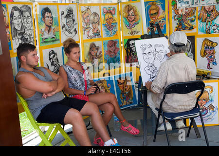 Giovane pongono per la caricatura artista in Santa Eulalia a Ibiza Foto Stock