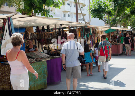 Mercato delle pulci lungo Passeig Maritim a Santa Eulalia a Ibiza Foto Stock