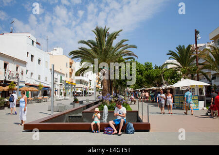 Passeig Maritim a Santa Eulalia a Ibiza Foto Stock