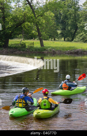 Il kayak sul fiume Dee vicino a Cascate Horseshoe, Llangollen, Galles del Nord, Regno Unito Foto Stock