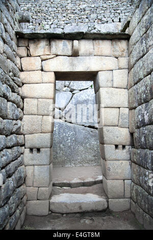 Inca portale in pietra resti nella Valle di Urubamba Machu Picchu Perù, Sud America Foto Stock