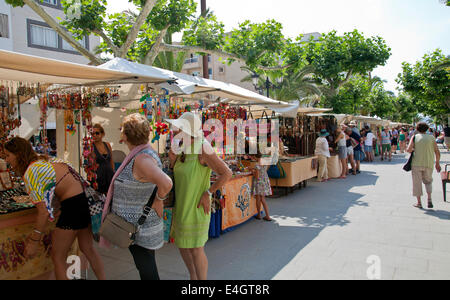 Mercato delle pulci lungo Passeig Maritim a Santa Eulalia a Ibiza Foto Stock