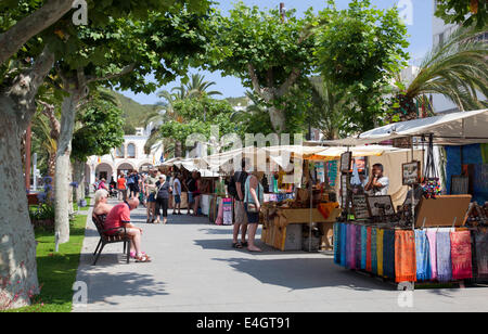 Mercato delle pulci lungo Passeig Maritim a Santa Eulalia a Ibiza Foto Stock