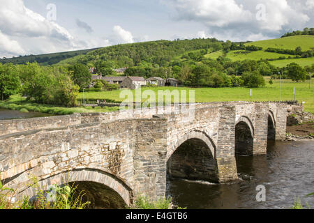 Carrog ponte che attraversa il fiume Dee, Denbighshire, Galles del Nord, Regno Unito Foto Stock