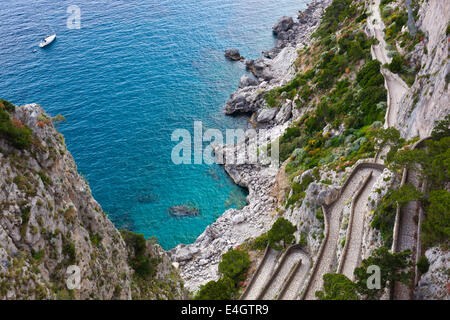 Isola di Capri, strada famosa Via Krupp sulle montagne. Foto Stock