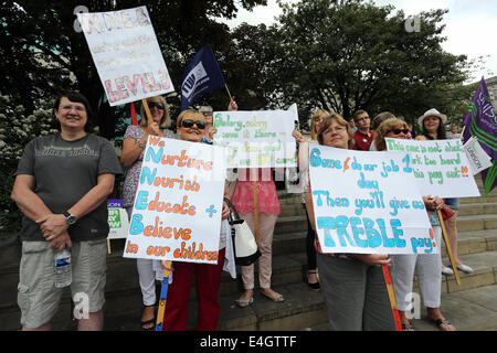 Swansea, Regno Unito. 10 Luglio, 2014. Nella foto: i lavoratori in sciopero con cartelli a Castle Square Gardens, Swansea, Galles del Sud. Re: scioperi stanno svolgendo in tutto il Regno Unito in una serie di controversie con il governo per pagare le pensioni e tagli, con più di un milione di lavoratori del settore pubblico dovrebbe unire l'azione. I vigili del fuoco, bibliotecari e il personale del consiglio sono tra quelli che hanno preso parte a partire da diversi sindacati, con manifestazioni che avvengono in tutto il Regno Unito. Credito: D Legakis/Alamy Live News Foto Stock