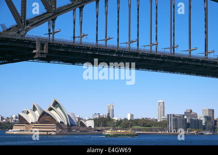 Le icone di Sydney, il ponte del porto, il teatro dell'opera e il traghetto di Sydney in un giorno di cielo blu, NSW, Australia Foto Stock