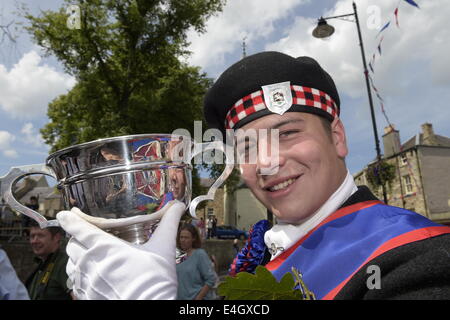 Jedburgh, Scottish Borders, UK. 7 Luglio, 2014. Jethart Callant del Festival 2014 Jethart Jack Callant Fraser sorride con orgoglio alla chiusura della mattina i cerimoniali, raffigurato con la Jethart Callants Cup sul giorno del Festival. La Scottish comune festival di equitazione sono eventi annuali in cui i locali cavalcare su cavalli a ceremonially controllare e proteggere le terre comuni della loro città. Credito: Rob grigio/Alamy Live News Foto Stock