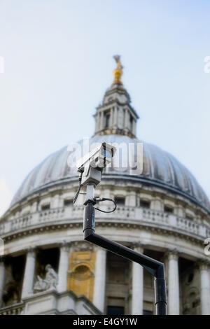 Una congestione del traffico spia rossa di controllo telecamera TVCC shot dal di sotto, contro la cupola della cattedrale di St Paul, Londra, Regno Unito Foto Stock