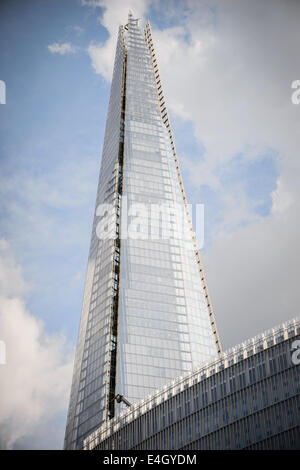 Guardando verso l'alto dal di sotto al di Shard edificio 32 London Bridge Street in area finanziaria quartiere di Londra, Regno Unito Foto Stock