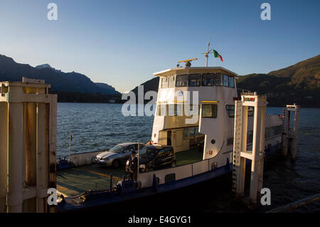 Tremezzo sul Lago di Como Italia. Un inizio di mattina nave traghetto per Bellagio Foto Stock