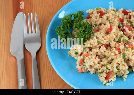 Tradizionale turca con insalata di bulgur, pomodori e prezzemolo Foto Stock