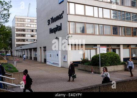 Le persone che lasciano la St San Saint Thomas Thomas Thomas' NHS Foundation Trust campus su una serata primaverile, London, Regno Unito Foto Stock