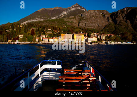 Cadenabbia vicino a Tremezzo sul Lago di Como Italia. Un inizio di mattina nave traghetto per Bellagio Foto Stock