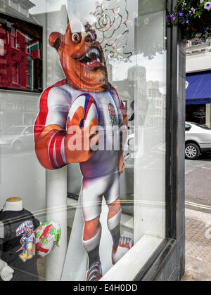 Ruckley, bulldog ambasciatore e mascotte dell'inglese di rugby con la palla e la maglietta di rugby, il negozio di Rugby, Twickenham, Regno Unito Foto Stock