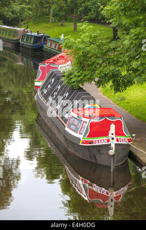 I tradizionali colorati Narrowboats ormeggiato sul Llangollen Canal nelle vicinanze Chirk, Galles del Nord, Regno Unito Foto Stock