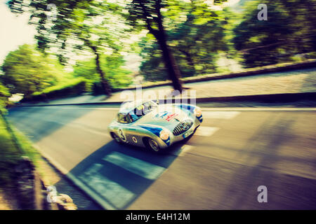 Mercedes Benz 300 SL W194 Carrera dal 1952 con Jochen Mass dello sterzo a Mille Miglia - Classic Car Race, Brescia, Italia 2014 Foto Stock