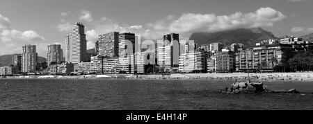 Vista lungo la Playa de Levante beach resort Benidorm, Costa Blanca, provincia di Valencia, Spagna, Europa. Foto Stock