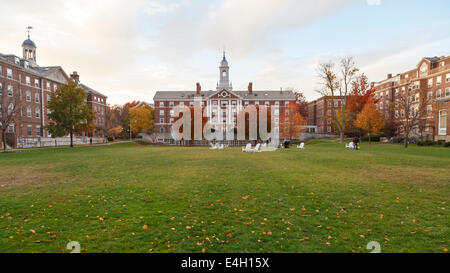 CAMBRIDGE, MA, Stati Uniti d'America - 2 Novembre 2013: Radcliffe Quad alloggiamento undergrad presso la Harvard University in caduta in Cambridge, MA, Stati Uniti d'America o Foto Stock