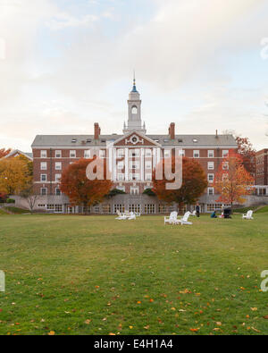 CAMBRIDGE, MA, Stati Uniti d'America - 2 Novembre 2013: Radcliffe Quad alloggiamento undergrad presso la Harvard University in caduta in Cambridge, MA, Stati Uniti d'America o Foto Stock