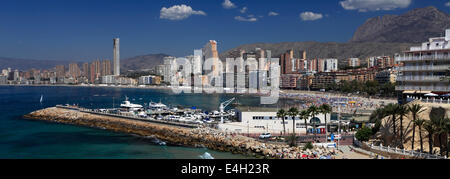 Vista lungo la Playa De Poniente beach resort Benidorm, Costa Blanca, provincia di Valencia, Spagna, Europa. Foto Stock