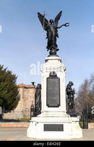 Regno Unito, Colchester, il memoriale di guerra per HC Fehr nel 1919, fuori l'ingresso al castello e al parco cancelli. Foto Stock