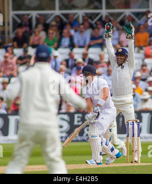 Nottingham, Regno Unito. 11 Luglio, 2014. Mahendra Singh Dhoni dell India appelli per il paletto di Matt prima durante la terza giornata del primo test match tra Inghilterra e India a Trent Bridge terreno su luglio 11, 2014 a Nottingham, Inghilterra. Credito: Mitchell Gunn/ESPA/Alamy Live News Foto Stock