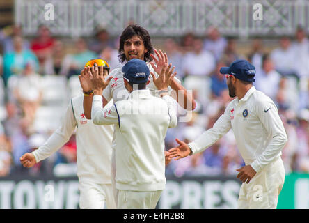 Nottingham, Regno Unito. 11 Luglio, 2014. Ishant Sharma dell India celebra tenendo il paletto di Ian Bell di Inghilterra durante la terza giornata del primo test match tra Inghilterra e India a Trent Bridge terreno su luglio 11, 2014 a Nottingham, Inghilterra. Credito: Mitchell Gunn/ESPA/Alamy Live News Foto Stock