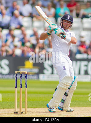 Nottingham, Regno Unito. 11 Luglio, 2014. Ian Bell di Inghilterra si guarda indietro dopo essere stati catturati fuori da Mahendra Singh Dhoni dell India durante la terza giornata del primo test match tra Inghilterra e India a Trent Bridge terreno su luglio 11, 2014 a Nottingham, Inghilterra. Credito: Mitchell Gunn/ESPA/Alamy Live News Foto Stock