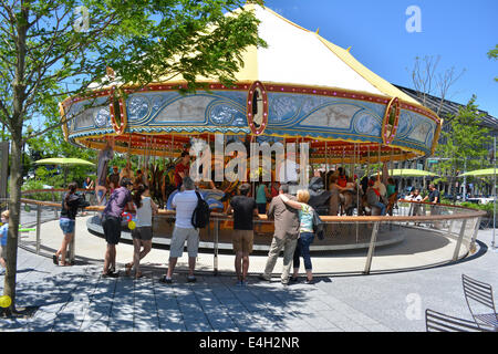 Giostra lungo la Rose Kennedy Greenway nel centro cittadino di Boston, Massachusetts. Foto Stock