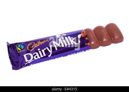 Una nuova barra di forma di Cadbury Dairy Milk Chocolate su sfondo bianco Foto Stock