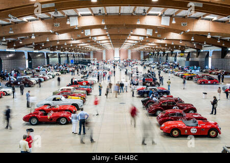 Fiera di Brescia Hall con i partecipanti della Mille Miglia - Classic Car Race, Brescia, Italia 2014 Foto Stock