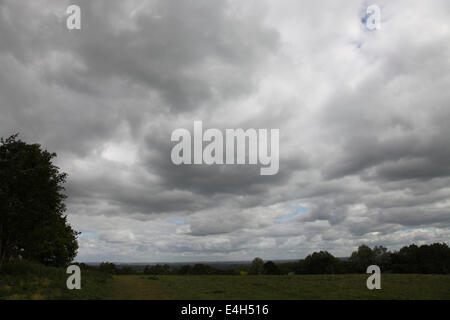 Pesante, black storm nuvole raccolta su campi Foto Stock