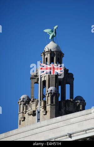 Liverbird sulla sommità del Royal Liver Building con la bandiera europea che fluttua nel vento Foto Stock
