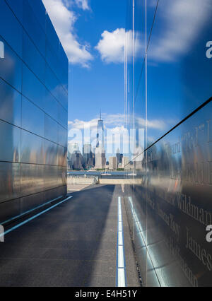 Il cielo vuoto Memorial a 9/11 di vittime in Liberty State Park, NJ con One World Trade Center di New York in distanza, NY, STATI UNITI D'AMERICA Foto Stock