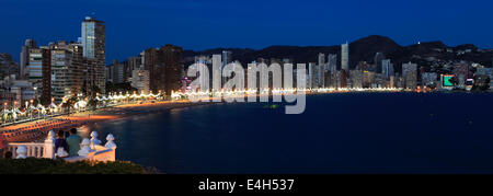 Vista lungo la Playa de Levante beach resort Benidorm, Costa Blanca, provincia di Valencia, Spagna, Europa. Foto Stock