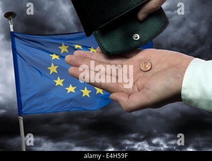 Mano con la borsetta e centesimi moneta prima bandiera europea come simbolo di un imminente collasso dell'Unione europea. Composito Digitale (CC) Foto Stock