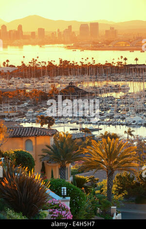San Diego skyline del centro di sunrise con la barca in porto. Foto Stock
