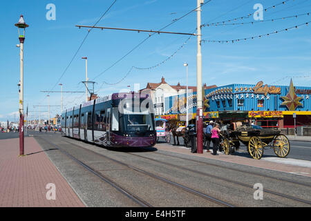 Nuovo Blackpool Tram insieme con i tradizionali a cavallo e in carrozza illustrano le diverse forme di trasporto disponibili. Foto Stock